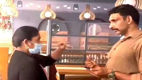 'சோலா பூரியில் செத்து கிடந்த புழுக்கள்'-பிரபல ஹோட்டலில் நடந்த சம்பவத்தால் அதிர்ச்சியடைந்த வாடிக்கையாளர்! 