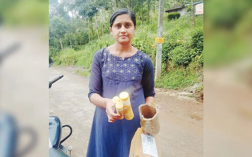 Online ORDER வாசிகளே உஷார்..! ரூ.16,000 மொபைல் போனுக்கு பதில் delivery ஆன 3 காலாவதியான பவுடர் டப்பா !