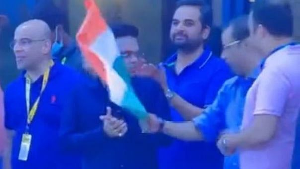 ரசிகர் கொடுத்த தேசியக் கொடியை வாங்க மறுத்த ஜெய்ஷா.. இதுதான் தேச பக்தியா?: இணையத்தில் வைரலாகும் வீடியோ!