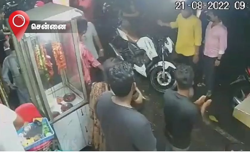 போதையில் கடை முன் வாந்தி எடுத்த வழக்கறிஞர்கள்.. தட்டி கேட்ட ஊழியர்களுக்கு அடி.. கைது செய்த காவல்துறை !