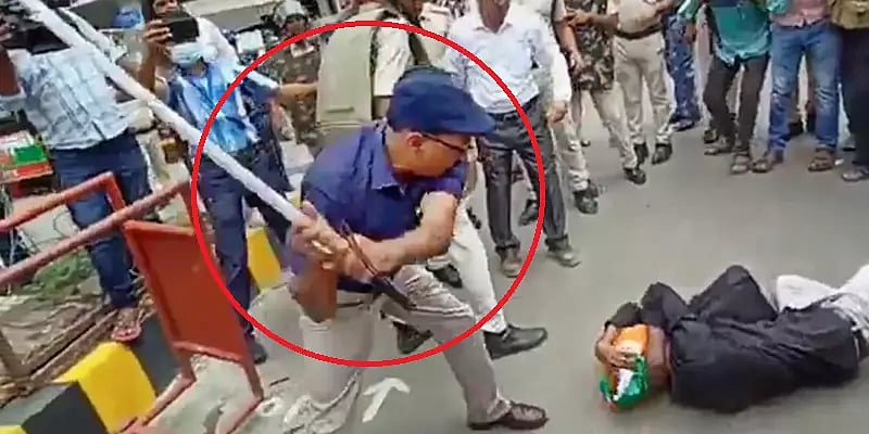 பணி நியமனம் கோரி போராடிய ஆசிரியரை லத்தியால் கொடுரமாக தாக்கிய ஆட்சியர்.. பீகாரில் அதிர்ச்சி!   