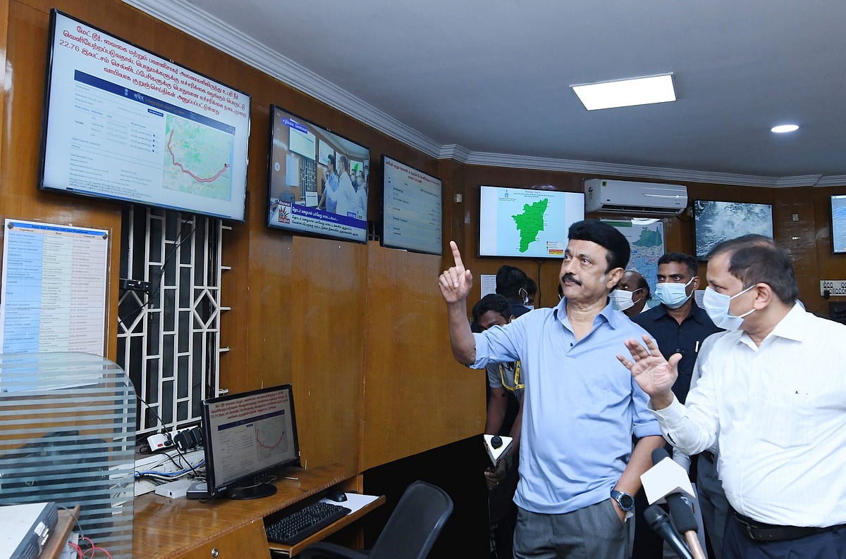 "வீட்டுக்குள்ள தண்ணி போய்டுச்சா.. உணவு, மருந்துலாம் கிடைக்குதா?" - மக்களிடம் குறைகளை கேட்டறிந்த முதல்வர்!