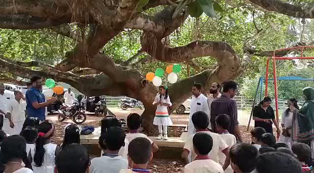 "நான் மெஹனாஸ், இருட்டு அறைக்குள் தள்ளப்பட்ட குடிமகனின் மகள்" -பாஜக அரசின் அநீதியை வெளிப்படுத்திய சிறுமி!