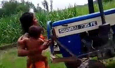 டிராக்டரை நிறுத்த அதன் சக்கரம் முன் தனது கைக்குழந்தையை வீசிய கொடூர தாய்.. இணையவாசிகள் கடும் கண்டனம் !