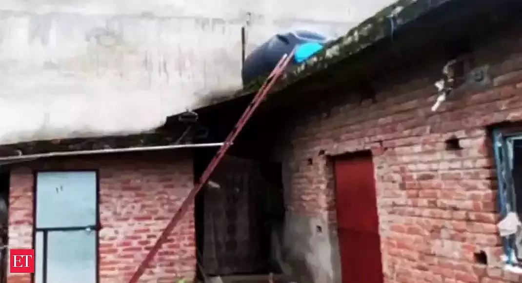 ஒரே குடும்பத்தை சேர்ந்த 6 பேர்.. அடுத்தடுத்த வீடுகளில் அழுகி கிடந்த சடலங்கள் : பகீர் சம்பவம்!