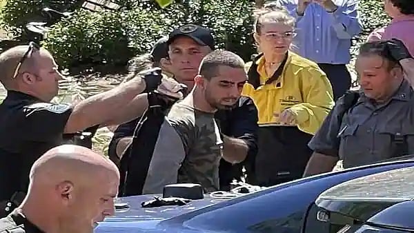 "இவ்வளவு குத்தியும் எப்படிங்க பிழைச்சாரு..!" இந்திய எழுத்தாளரை கத்தியால் தாக்கிய இளைஞன் ஆச்சர்யம்!