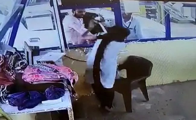 ’நான் உள்ளூர்வாசி கட்டணம் செலுத்த முடியாது’: சுங்கச்சாவடி பெண் ஊழியரின் கன்னத்தில் அறைந்த நபர்!