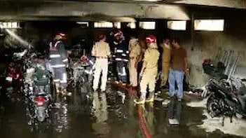 ஷோரூமில் தீ விபத்து.. எரிந்து நாசமான 10 மின்சார ஸ்கூட்டர்கள்: விபத்திற்கு காரணம் என்ன?