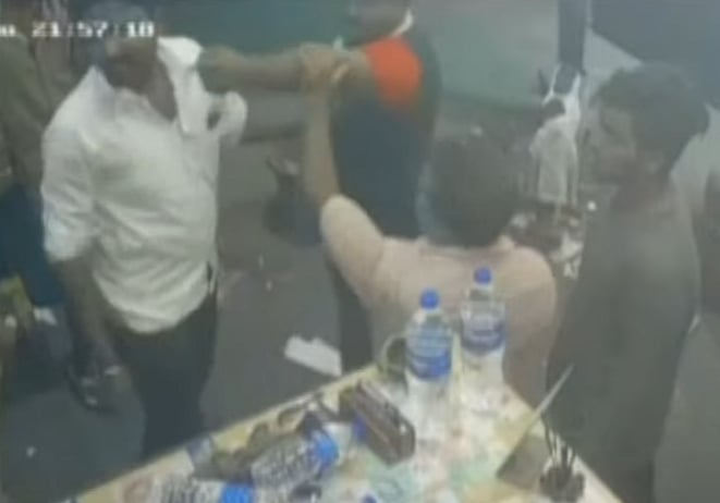 ‘ஏன்டா Half boilல பெப்பர் அதிகமா போட்ட’ : வேகாத முட்டைக்காக ஹோட்டலை அடித்து நொறுக்கிய அதிமுக பிரமுகர் !