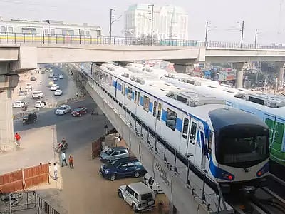 மெட்ரோ ரயிலின் முன் விழுந்த முதியவர்.. அதிர்ச்சியில் உறைந்த பயணிகள்.. ஹரியானாவில் நடந்த துயர சம்பவம் !