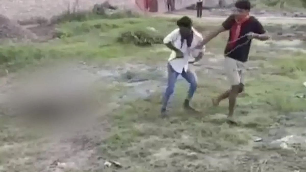 சாலையில் இருந்த உடலை கயிறு கட்டி இழுத்து சென்ற அவலம்.. பீகார் போலிஸாரின் மனிதாபிமானமற்ற செயல்!