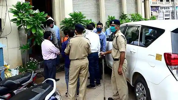 “அ.தி.மு.க முன்னாள் MLA வீடு உட்பட 26 இடங்களில் IT ரெய்டு” : வருமானத்தை விட அதிகமாக 315% சொத்து குவிப்பு!