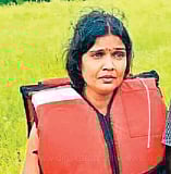 வெள்ளத்தில் 12 மணி நேர போராட்டம்.. மகளுக்காக உயிரை கையில் பிடித்துக்கொண்டிருந்த தாய் ! நடந்தது என்ன?