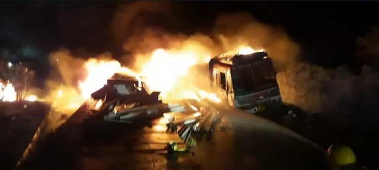 “டாரஸ் லாரி - சரக்கு லாரி மோதி கோர விபத்து.. தீயில் கருகி இரண்டு பேர் பலி” - திருச்சி அருகே நடந்த சோகம்!