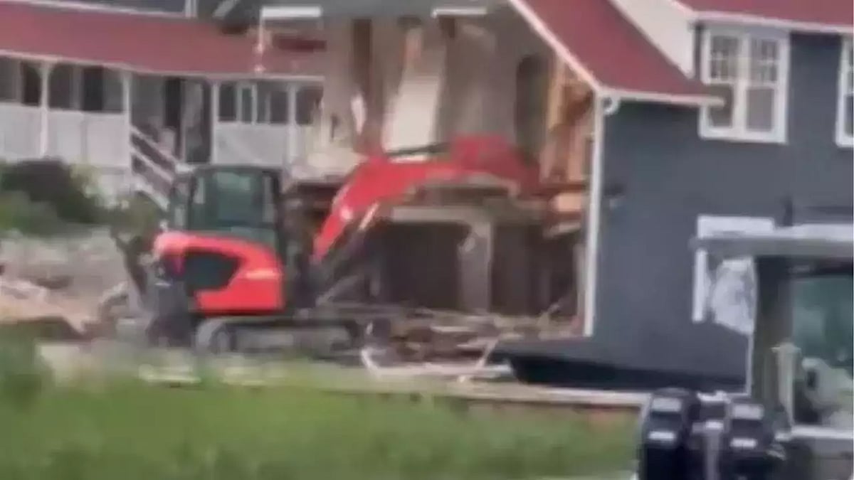 கிரேன் கொண்டு OWNER வீட்டை இடித்த ஊழியர்.. அப்படி என்ன கொடுமை செய்தார் அந்த OWNER ?