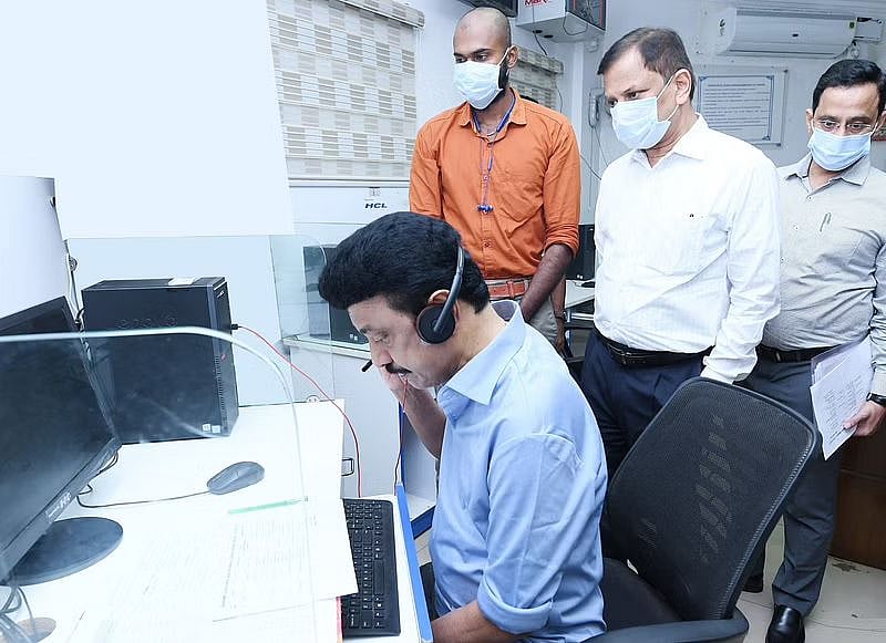 "தூறும் மழை.. சூடா காபி.." குடை பிடித்து கொண்டு செஸ் ஒலிம்பியாட் நிகழ்ச்சியை ரசித்த முதல்வர் !