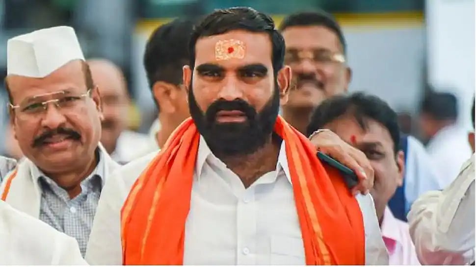 ‘என்னடா சோறு போடுறீங்க?’ : ஹோட்டல் மேனேஜரை தாக்கிய ஏக்நாத் ஷிண்டே ஆதரவு MLA - வைரலாகும் வீடியோ !