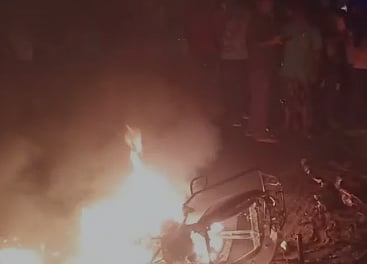 சாலையில் சென்றபோது திடீரென வெடித்த பேட்டரி.. பற்றி எரிந்த இருசக்கர வாகனம்: உடல் கருகி வியாபாரி பலி!