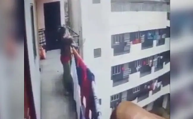 4-வது மாடியில் இருந்து தூக்கி வீசப்பட்ட 4 வயது குழந்தை.. - கொடூர தாய் செய்த செயலால் அதிர்ச்சி !