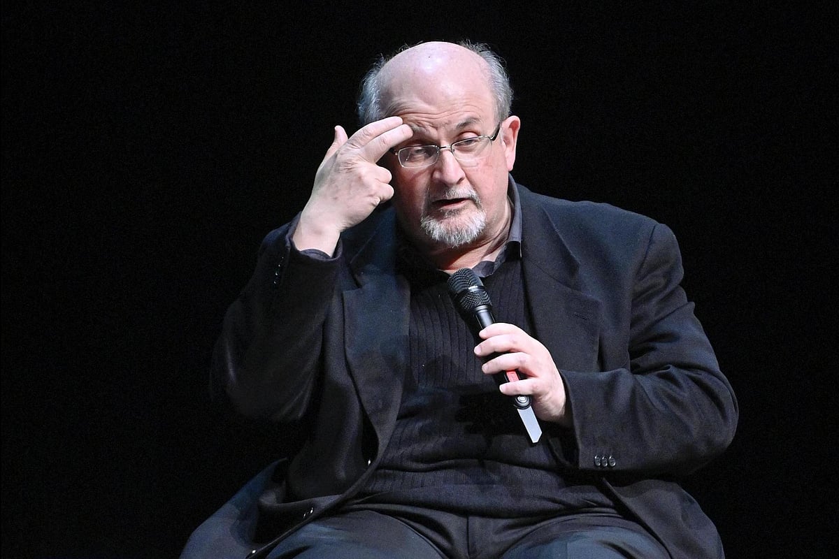 மேடையில் பேசிக்கொண்டிருக்கும்போது திடீரென தாக்கப்பட்ட எழுத்தாளர் சல்மான் ருஷ்டி : தீவிர சிகிச்சை !