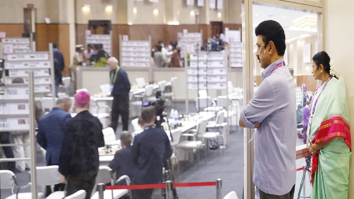 "தூறும் மழை.. சூடா காபி.." குடை பிடித்து கொண்டு செஸ் ஒலிம்பியாட் நிகழ்ச்சியை ரசித்த முதல்வர் !