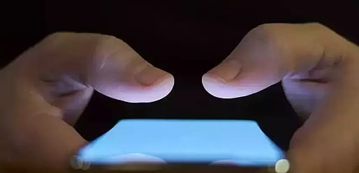 தோழி அனுப்பிய ஒரேயொரு Message.. விமானத்திலிருந்து அலறியடித்து வெளியேறிய பயணிகள்: நடந்தது என்ன?