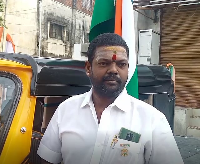 சுதந்திர தினத்தில் பொதுமக்களுக்கு ஆட்டோ ஓட்டுநர் கொடுத்த Surprise Gift.. அது என்ன தெரியுமா?