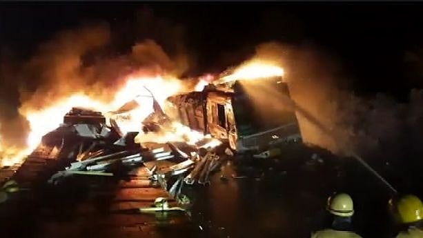 “டாரஸ் லாரி - சரக்கு லாரி மோதி கோர விபத்து.. தீயில் கருகி இரண்டு பேர் பலி” - திருச்சி அருகே நடந்த சோகம்!