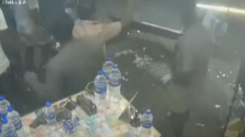 ‘ஏன்டா Half boilல பெப்பர் அதிகமா போட்ட’ : வேகாத முட்டைக்காக ஹோட்டலை அடித்து நொறுக்கிய அதிமுக பிரமுகர் !