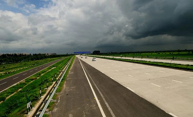 விரைவுச் சாலை அமைப்பதற்காக  500 அடி வீட்டை தள்ளி வைத்த நபர்..  ஆசையாக கட்டிய கனவு வீட்டிற்கு வந்த சோதனை!