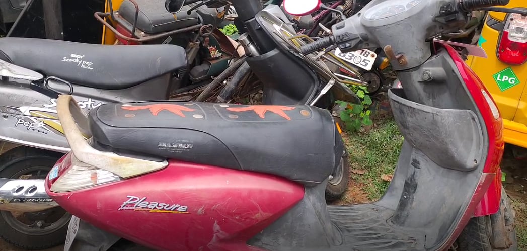 வீடு திரும்பும் போது எதிரே வந்த ட்ராக்டரால் நடந்த துயரம்.. தாய் கண்முன்னே பறிபோன 2 குழந்தைகள் உயிர்!