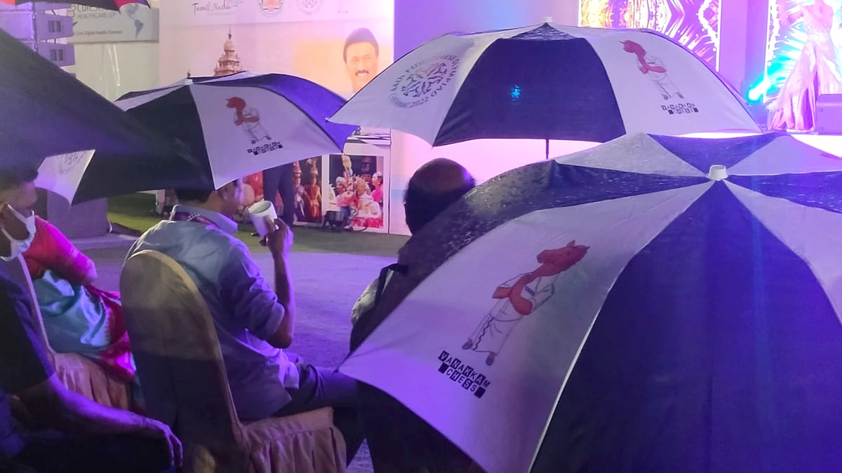 "தூறும் மழை.. சூடா காபி.." குடை பிடித்து கொண்டு செஸ் ஒலிம்பியாட் நிகழ்ச்சியை ரசித்த முதல்வர் !