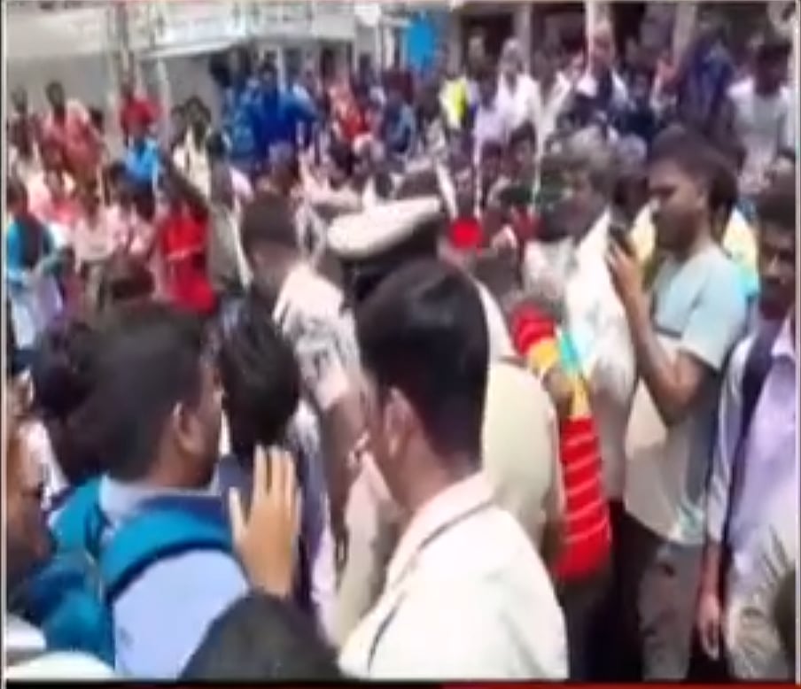 இரயில் மோதி மாணவி உயிரிழப்பு.. போராட்டத்தில் ஈடுபட்ட மாணவர்கள் - கர்நாடகாவில் பரபரப்பு !