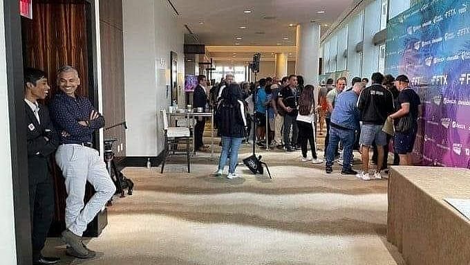 கார்ல்சனிடம் ஆட்டோகிராஃப்  வாங்கிய கூட்டம்.. கூலாக நின்று வேடிக்கை பார்த்த பிரக்ஞானந்தா: வைரல் படம்!