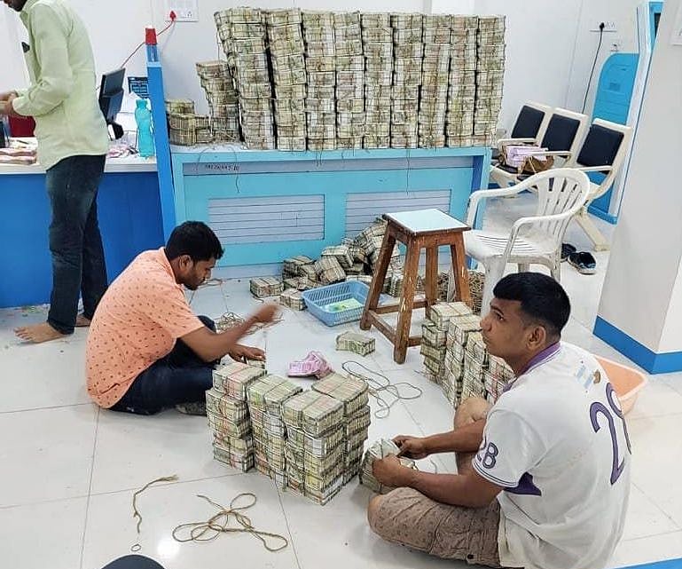 56 கோடி பணம்.. கணக்கில் வராத ரூ.390 கோடி சொத்துக்கள்: BJP தொடர்பு ? - IT ரெய்டில் ஆடிப்போன அதிகாரிகள் !