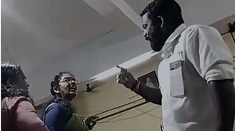 'கன்னத்தில் அறைந்து விடுவேன்'.. பா.ஜ.க கவுன்சிலரை வசைபாடிய அதே கட்சியை சேர்ந்த பெண் 
நகராட்சி தலைவர்!