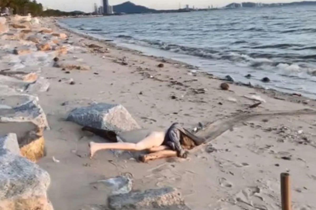 கடற்கரையில் மிதந்த பெண்ணின் சடலம்.. பீதியடைந்த பொதுமக்கள்.. போலிஸாருக்கு காத்திருந்த அதிர்ச்சி !  