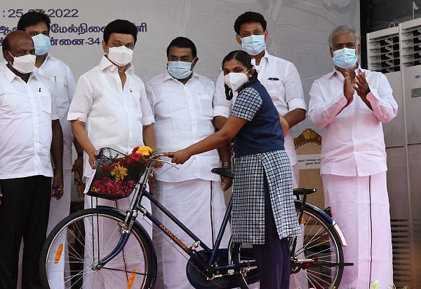 ‘இலவசங்களால் வீழ்ந்தோம் ப்ரோ’.. என கூறுபவர்களுக்கு  அறிவு தேவையில்லை..  மனிதம் இருந்தாலே போதும்!