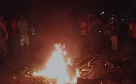 சாலையில் சென்றபோது திடீரென வெடித்த பேட்டரி.. பற்றி எரிந்த இருசக்கர வாகனம்: உடல் கருகி வியாபாரி பலி!