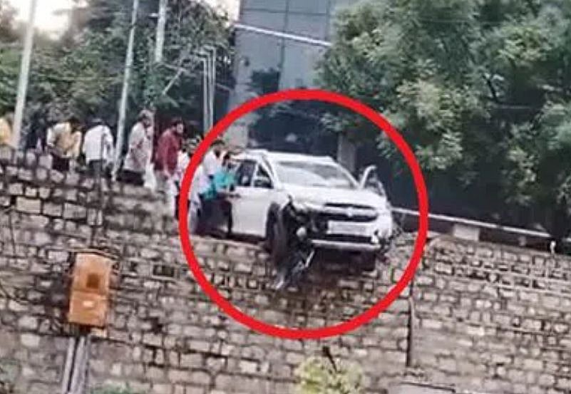 சமந்தா பட பாணியில் காரை அந்தரத்தில் நிறுத்திய பெண் ஓட்டுநர்.. பதைபதைக்க வைக்கும் நிகழ்வு !