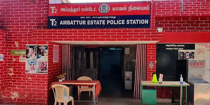 தோழியுடன் மகிழ்ச்சியாக விளையாடிய சிறுமிக்கு நேர்ந்த துயரம்.. தாய் கண்முன்னே நடந்த அதிர்ச்சி சம்பவம்!