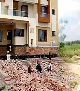 விரைவுச் சாலை அமைப்பதற்காக  500 அடி வீட்டை தள்ளி வைத்த நபர்..  ஆசையாக கட்டிய கனவு வீட்டிற்கு வந்த சோதனை!