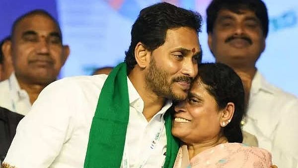 ஆந்திர முதல்வரின் தாய் சென்ற காரின் இரண்டு டயர்களும் வெடித்ததால் அதிர்ச்சி.. ஓட்டுநரால் நடந்த அதிசயம் ! 