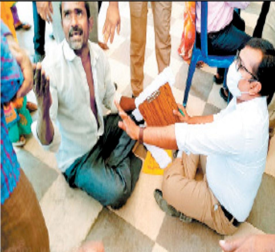 குறைதீர்வு கூட்டம்: தரையில் அமர்ந்து விவசாயியின் கோரிக்கையை கேட்ட கலெக்டர்.. -திருப்பத்தூரில் நெகிழ்ச்சி!
