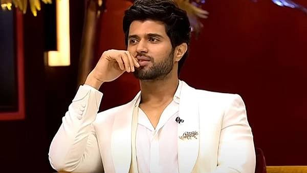 தியேட்டர் அதிபர் காலில் விழுந்து மன்னிப்பு கேட்ட விஜய் தேவரகொண்டா.. ரசிகர்கள் அதிர்ச்சி : காரணம் என்ன ?