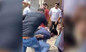 இளைஞரை தாக்கி கம்பத்தில் கட்டிவைத்து தலையில் மொட்டை அடித்த கும்பல்.. டெல்லியில் நடந்த கொடூர சம்பவம்!