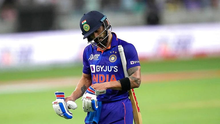 "கோலி செய்ததை இளம்வீரர் செய்திருந்தால் அவ்வளவுதான்" - மீண்டும் விராட்டை சீண்டிய கம்பீர் ! 