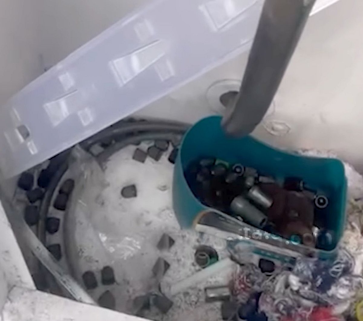 BMW காருக்கு காத்தடிக்க சென்ற டான்ஸ் மாஸ்டர்.. காரின் முக்கிய உதிரி பாகங்கள் திருடிய ஊழியர்கள் !