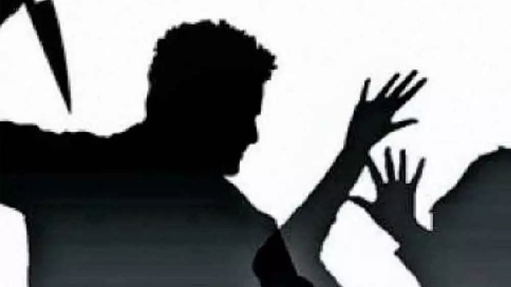 விவாகரத்து கேட்ட மனைவியை கொடூரமாக கொலை செய்த கணவர்.. நீதிமன்ற வளாகத்தில் நடைபெற்ற அதிர்ச்சி சம்பவம் ! 