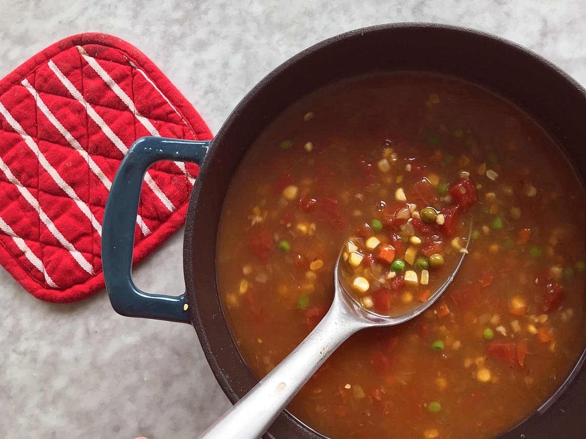 நல்லெண்ணெய் என நினைத்து பூச்சிக்கொல்லி மருந்து ஊற்றி சமையல்.. சாப்பிட்ட தம்பதிக்கு நடந்த துயரம்!